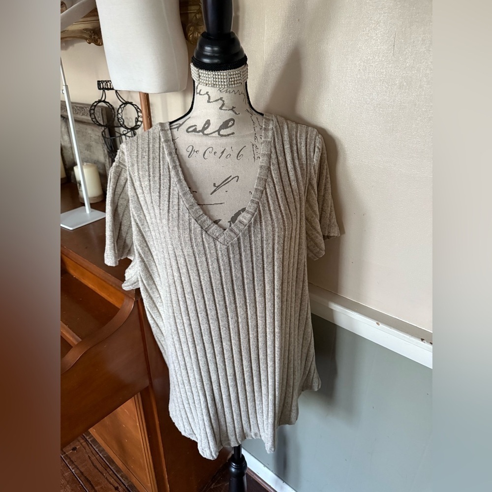 Gray Ribbed V-Neck Top - Picture 3 of 5
